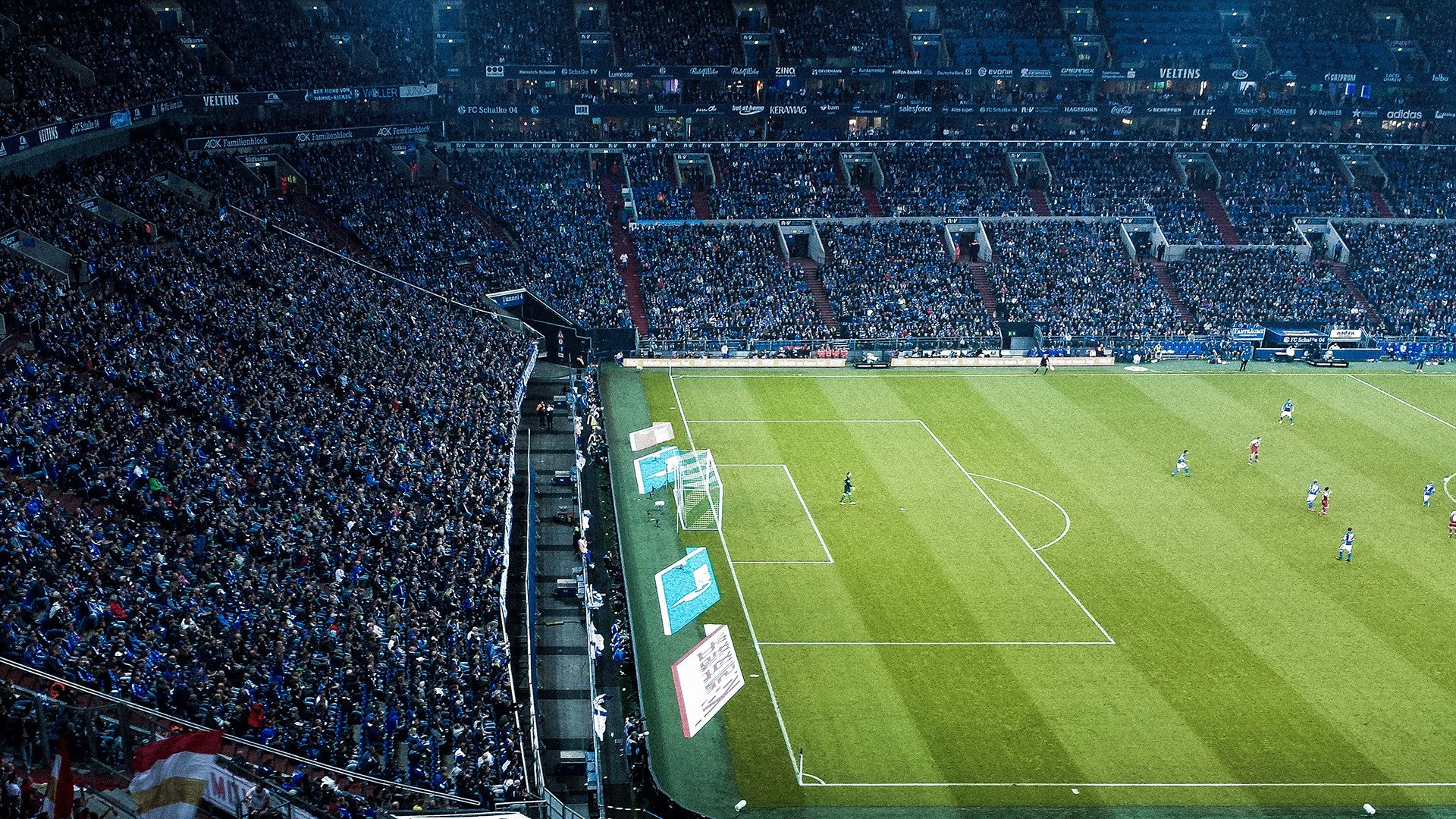 “全力奔跑！武汉马拉松激烈角逐中”